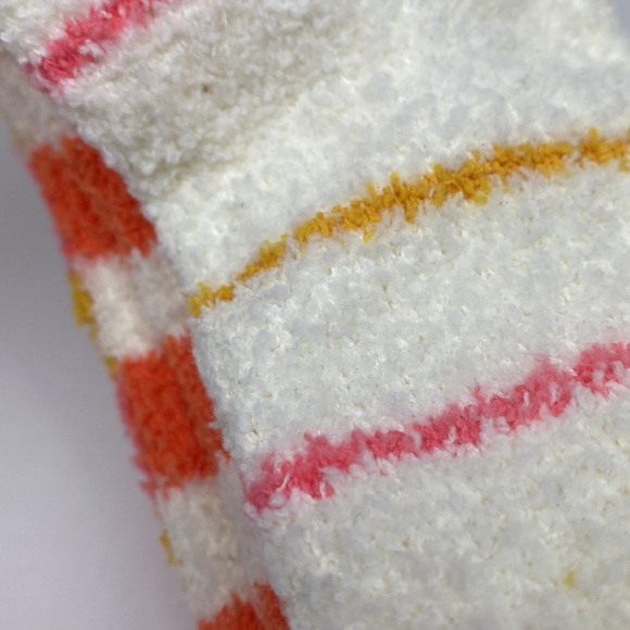 Set of 2 Winnie the Pooh socks NWT! Fuzzy, Fits womens shoe size 4-10 - Picture 10 of 12